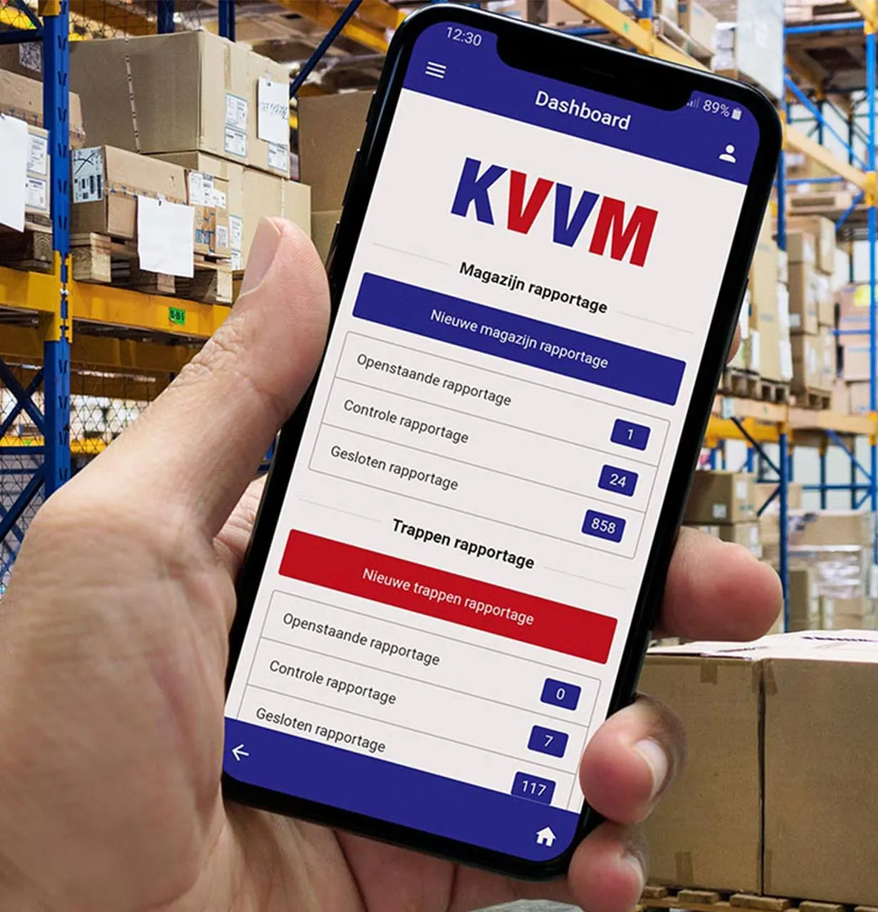 Hand houdt smartphone met dashboard van KVVM-app voor magazijn- en trappenrapportages in een magazijnomgeving.